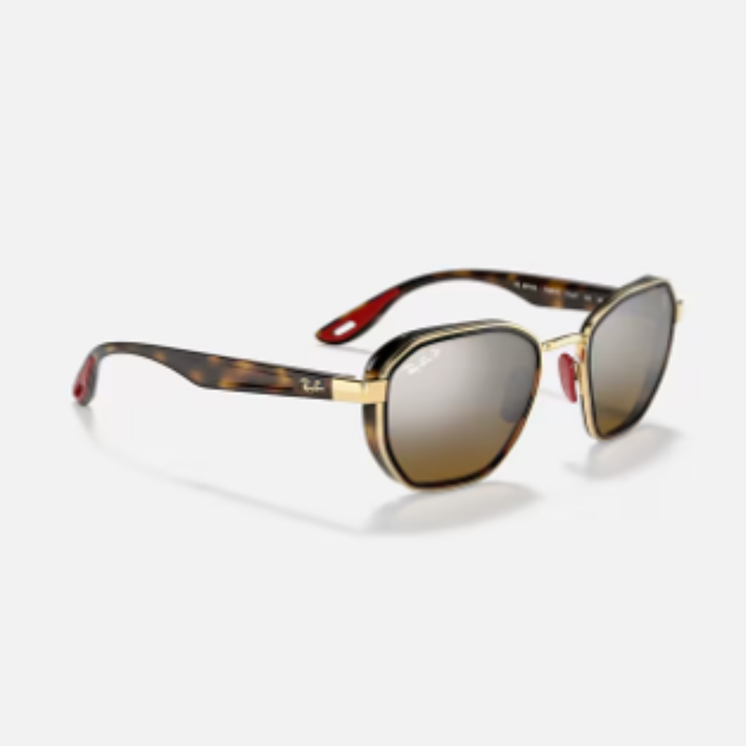 Elegancia y deportividad se unen en los Ray-Ban Scuderia Ferrari 3674M. Con armazón marrón carey, detalles en oro y toques en rojo Ferrari, son el complemento ideal para destacar con estilo.