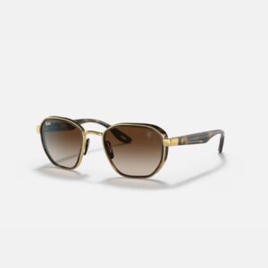 Ray-Ban Ferrari RB3674M con armazón marrón havana, detalles dorados y lentes espejadas. Estilo deportivo, elegante y con sello Ferrari.