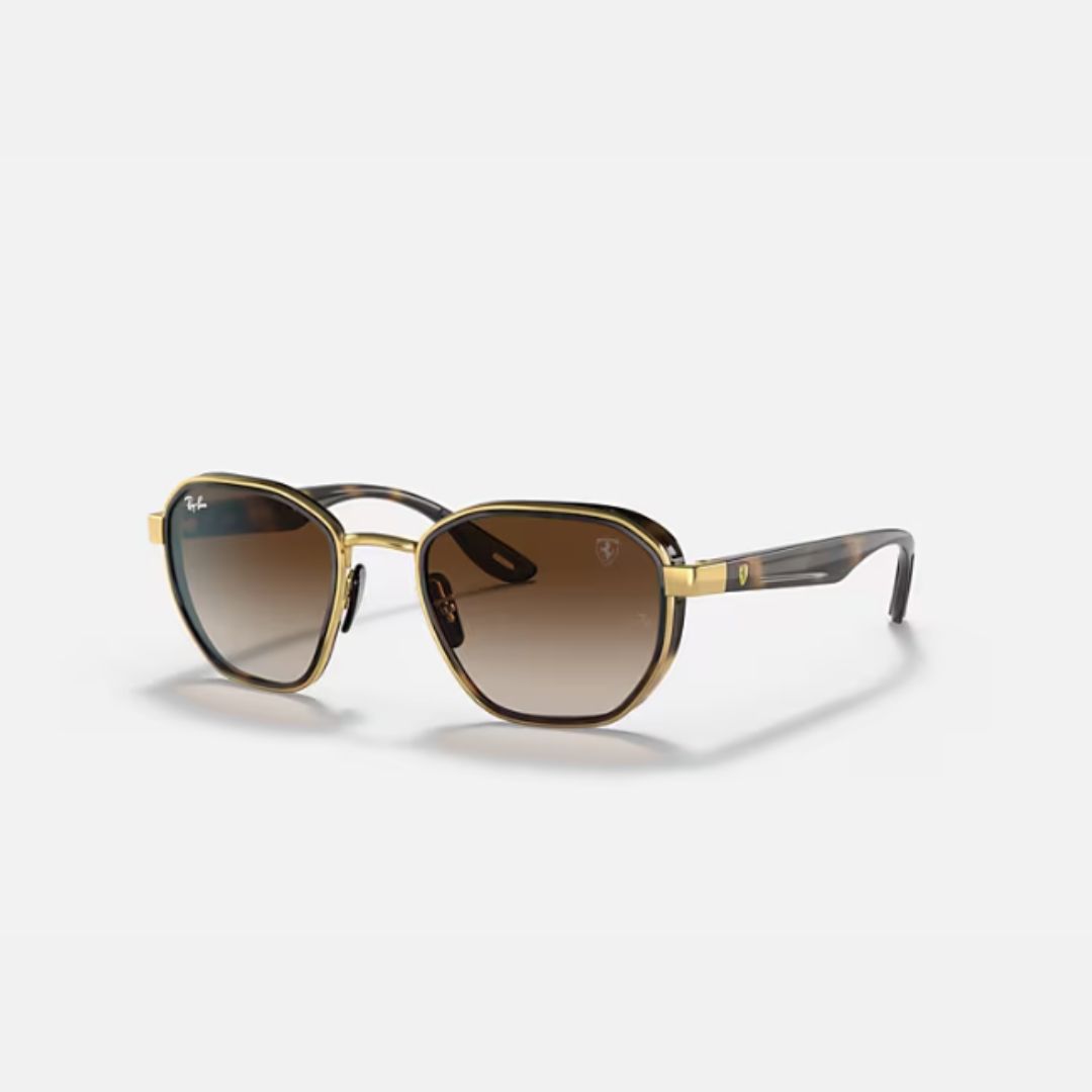 Ray-Ban Ferrari RB3674M con armazón marrón havana, detalles dorados y lentes espejadas. Estilo deportivo, elegante y con sello Ferrari.