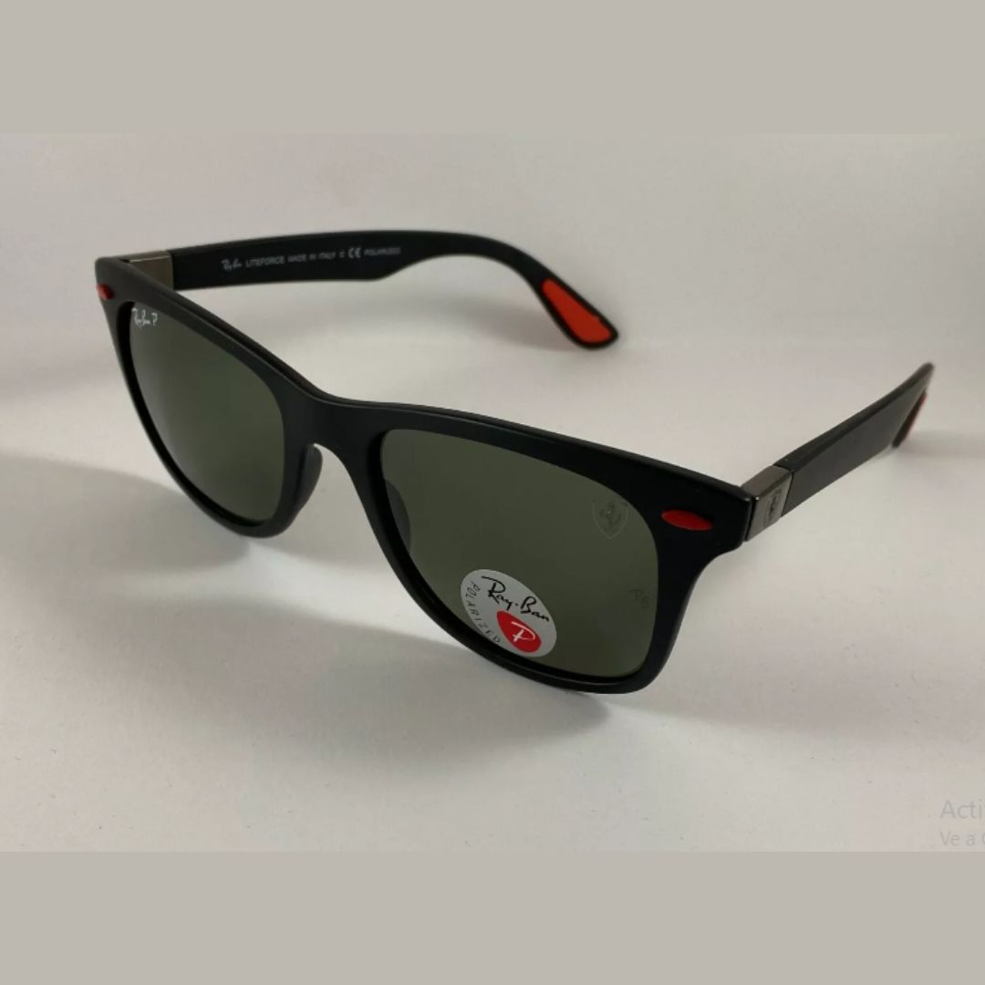 Ray-Ban Scuderia Ferrari originales, con lentes en negro o azul y patillas combinadas en rojo + color de lente. Diseño premium con espíritu deportivo. ¡Comprá online y destacate!