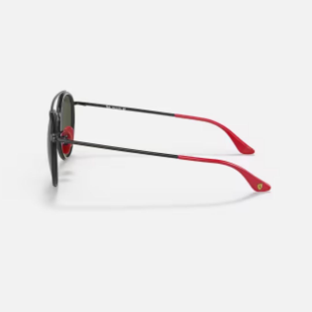 Ray-Ban Round Scuderia Ferrari RB3747M, lentes verdes y armazón negro con detalles rojos. Estilo único y deportivo.