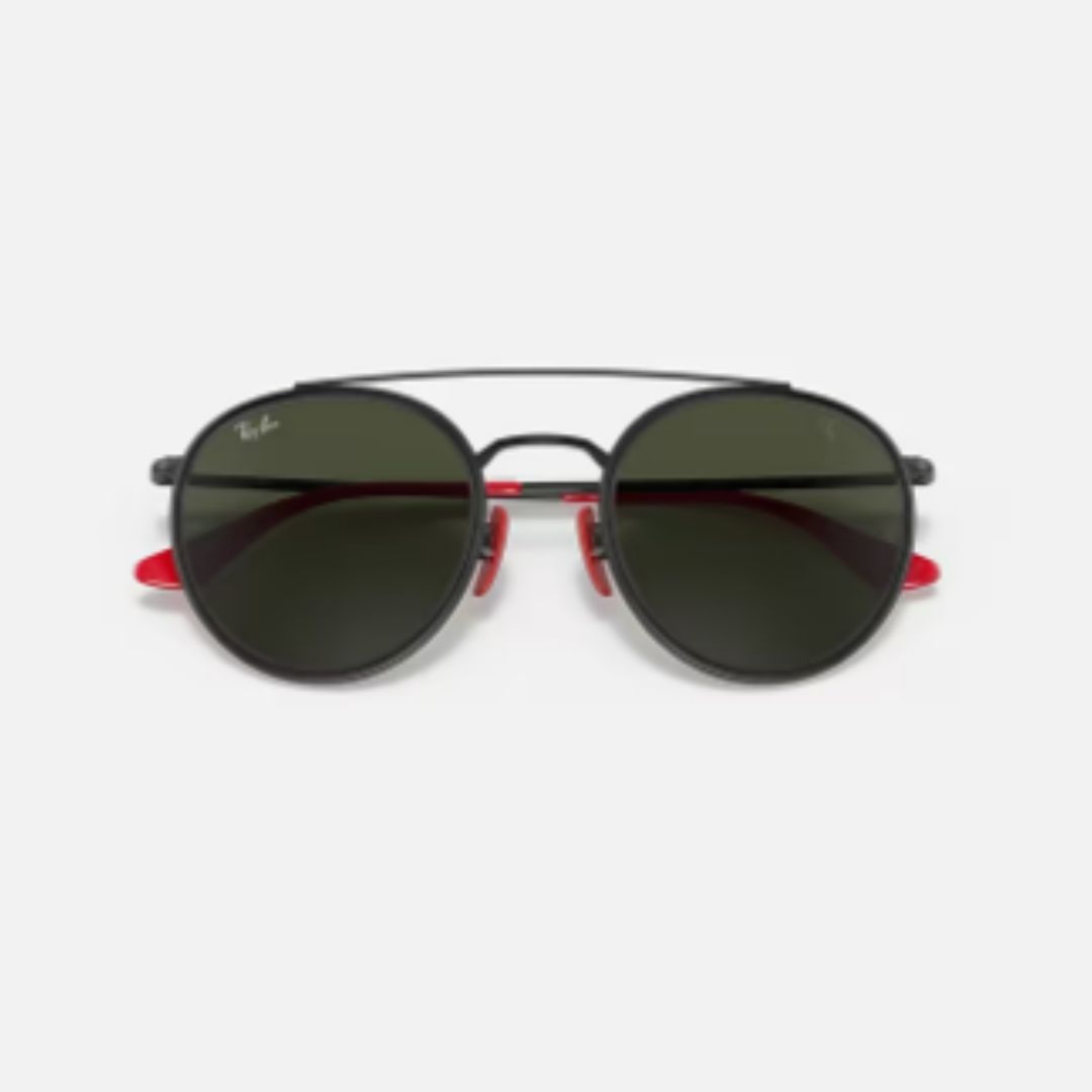 Ray-Ban Round Scuderia Ferrari RB3747M, lentes verdes y armazón negro con detalles rojos. Estilo único y deportivo.