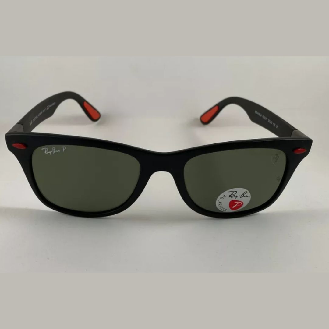 Inspirados en la velocidad y la elegancia de la Fórmula 1, los Ray-Ban Wayfarer Scuderia Ferrari ofrecen lentes en negro o azul con patillas combinadas: rojo + color del lente. Un diseño dinámico, moderno y 100% original.