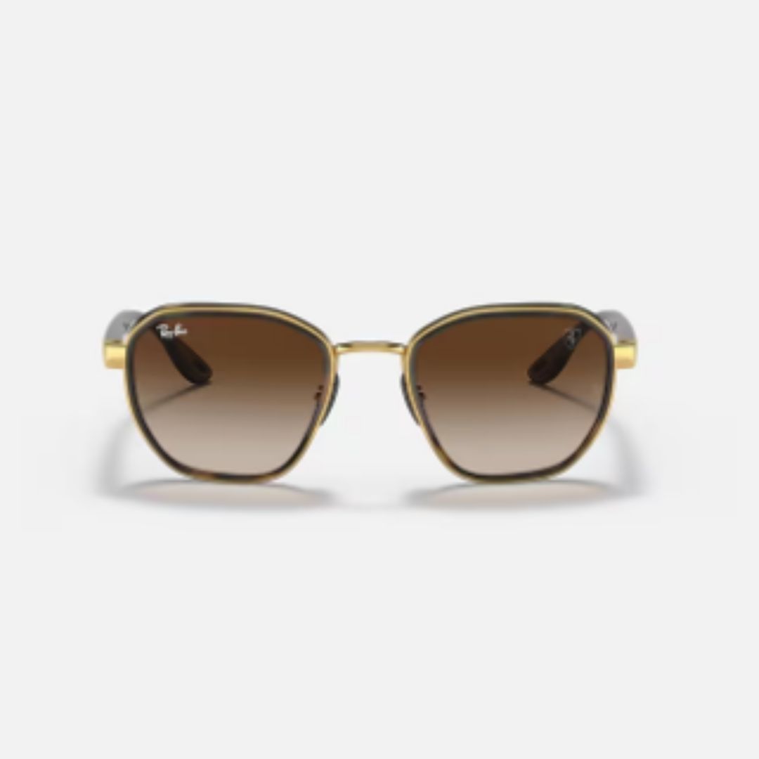 Ray-Ban Ferrari RB3674M con armazón marrón havana, detalles dorados y lentes espejadas. Estilo deportivo, elegante y con sello Ferrari.
