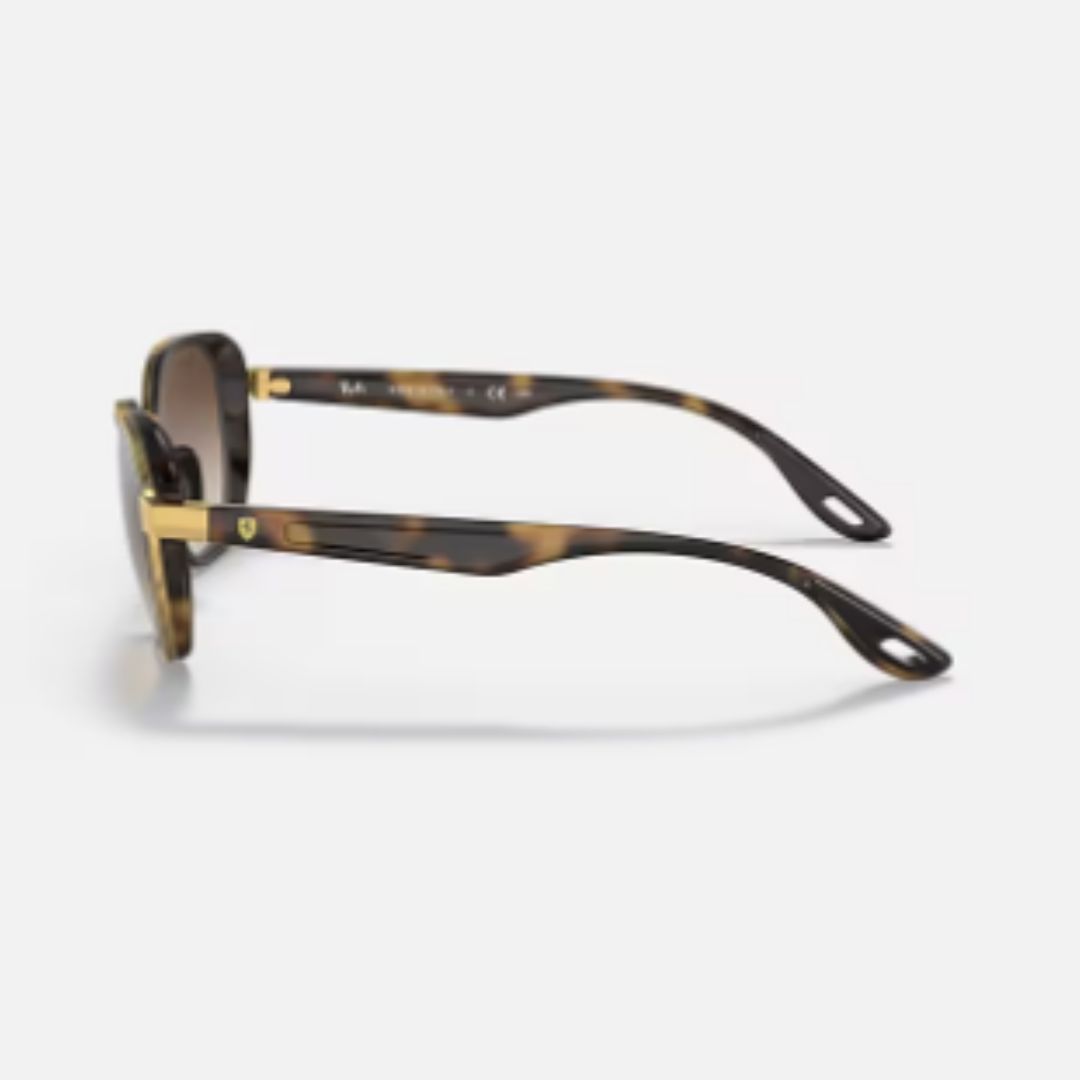 Ray-Ban Ferrari RB3674M con armazón marrón havana, detalles dorados y lentes espejadas. Estilo deportivo, elegante y con sello Ferrari.