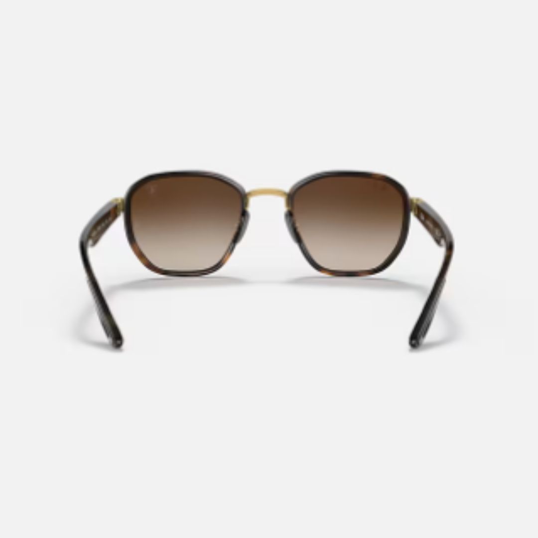 Ray-Ban Ferrari RB3674M con armazón marrón havana, detalles dorados y lentes espejadas. Estilo deportivo, elegante y con sello Ferrari.