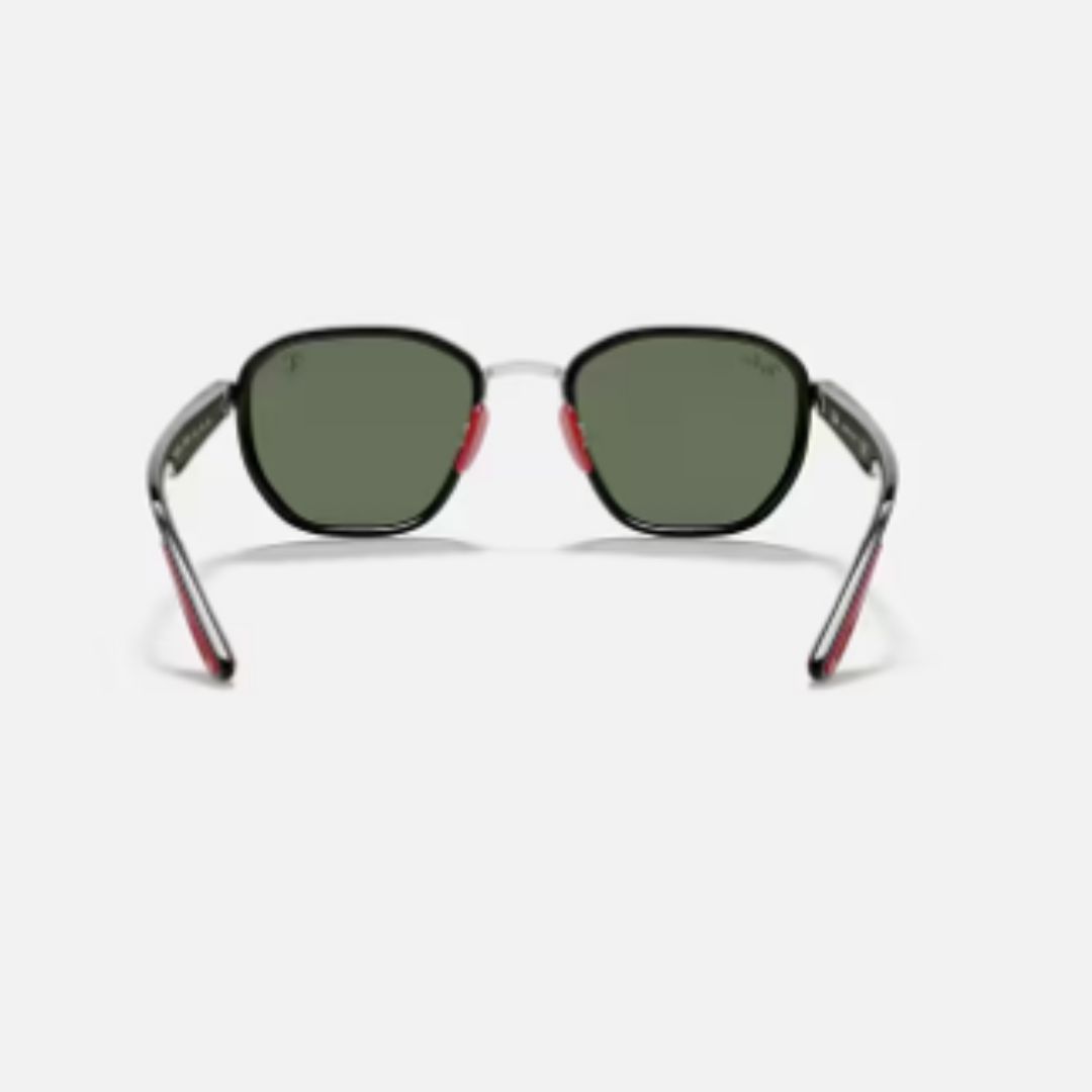 Ray-Ban RB3674M Scuderia Ferrari: gafas de sol con lentes verdes clásicas, marco metalizado plateado y detalles inspirados en el diseño deportivo de Ferrari.