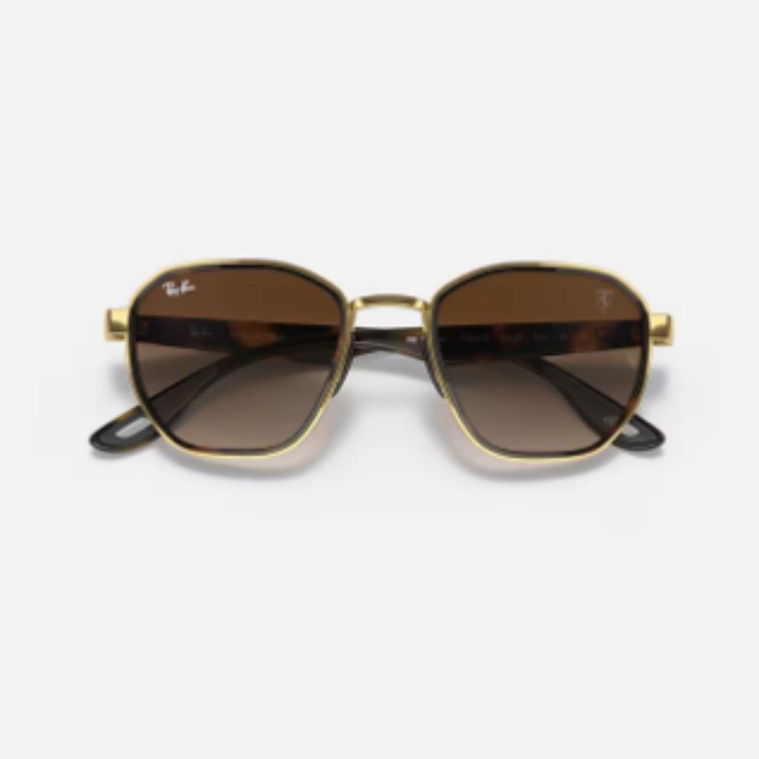 Ray-Ban Ferrari RB3674M con armazón marrón havana, detalles dorados y lentes espejadas. Estilo deportivo, elegante y con sello Ferrari.