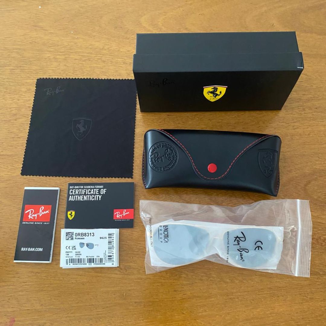 Ray-Ban Wayfarer Scuderia Ferrari RB4195M: lentes polarizados con marco negro y detalles rojos en las patillas. Estilo icónico y protección UV para todo el día.