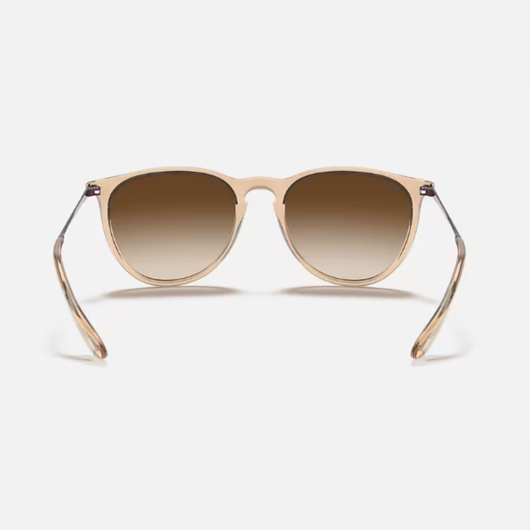 Descubrí los anteojos de sol Ray-Ban Erika marrón degradé. Diseño liviano, estilo urbano y protección UV400. ¡Elegí originalidad y confort!