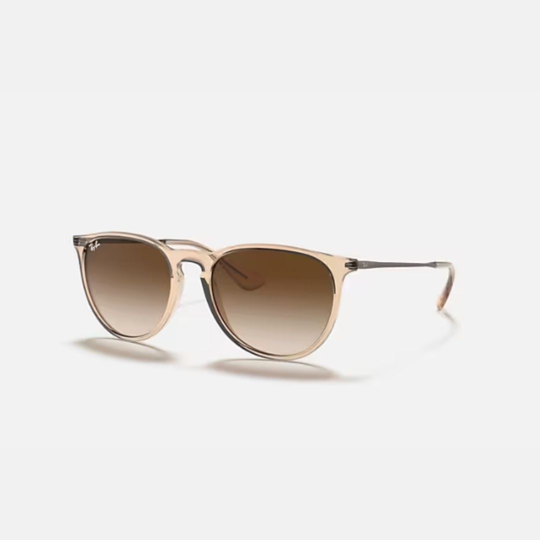 Descubrí los anteojos de sol Ray-Ban Erika marrón degradé. Diseño liviano, estilo urbano y protección UV400. ¡Elegí originalidad y confort!